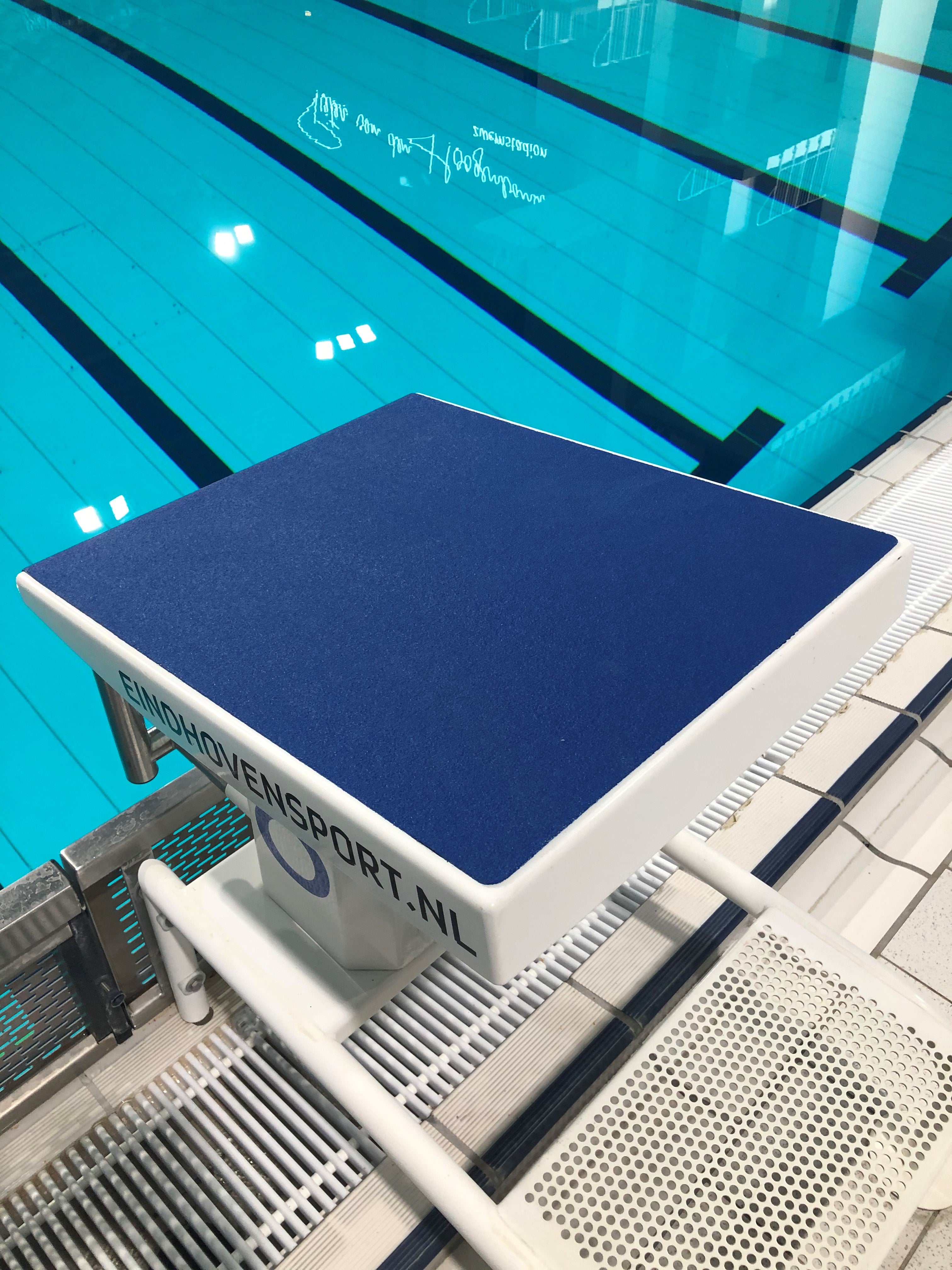 Nationaal Zwemcentrum de Tongelreep, antislip plaatmateriaal op de startblokken gemonteerd.