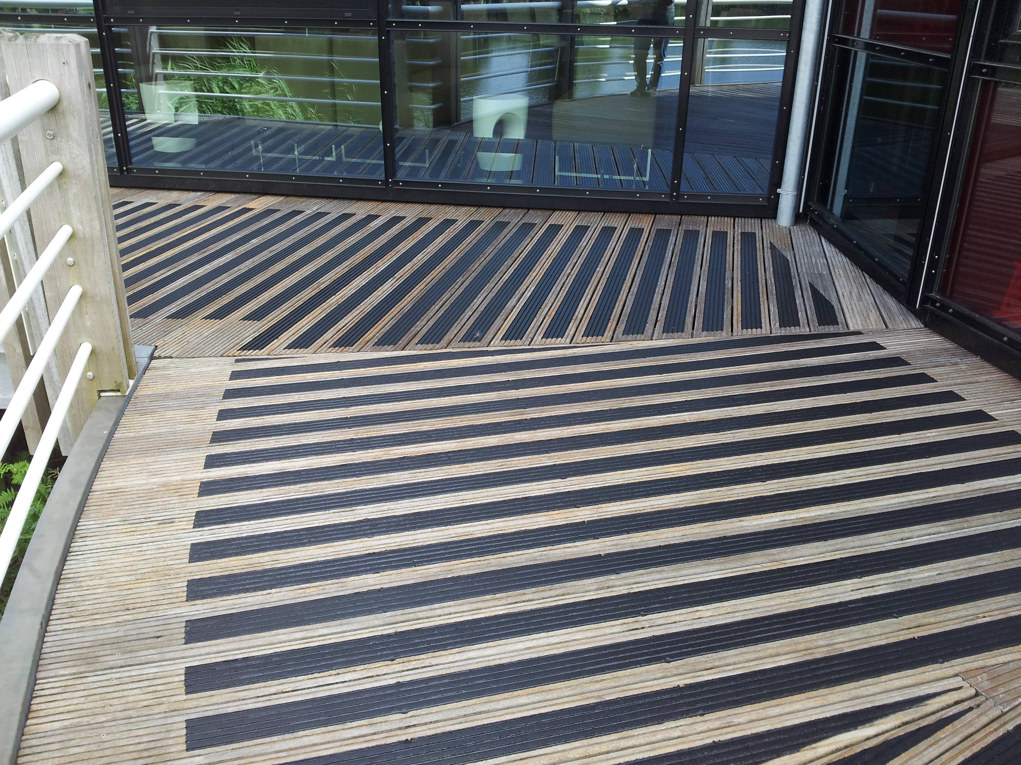 Antislip-oplossingen voor hout – veilig, duurzaam en vakkundig aangebracht