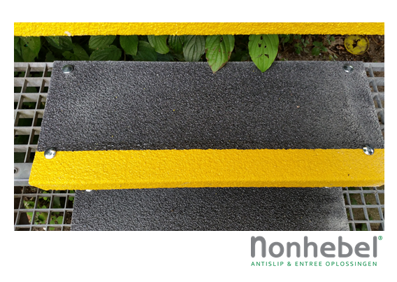 Antislip Traptrede zwart met gele neus, diverse afmetingen en uitvoeringen - Nonhebel