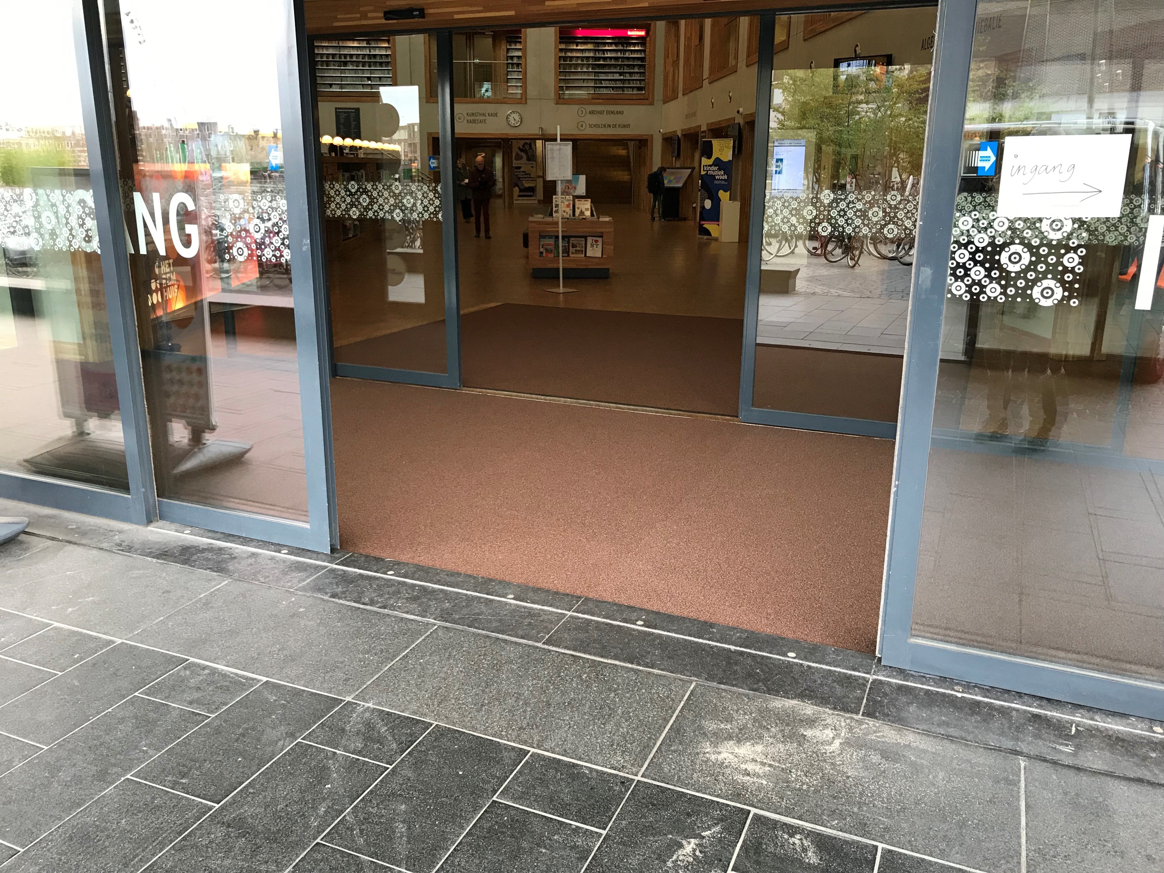 3M Nomad aqua 85 bruin ingesneden op locatie, maat werk door Nonhebel