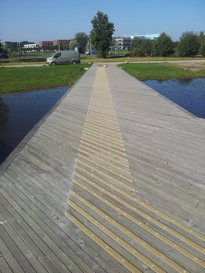 Antislip vlonderstrips op locatie