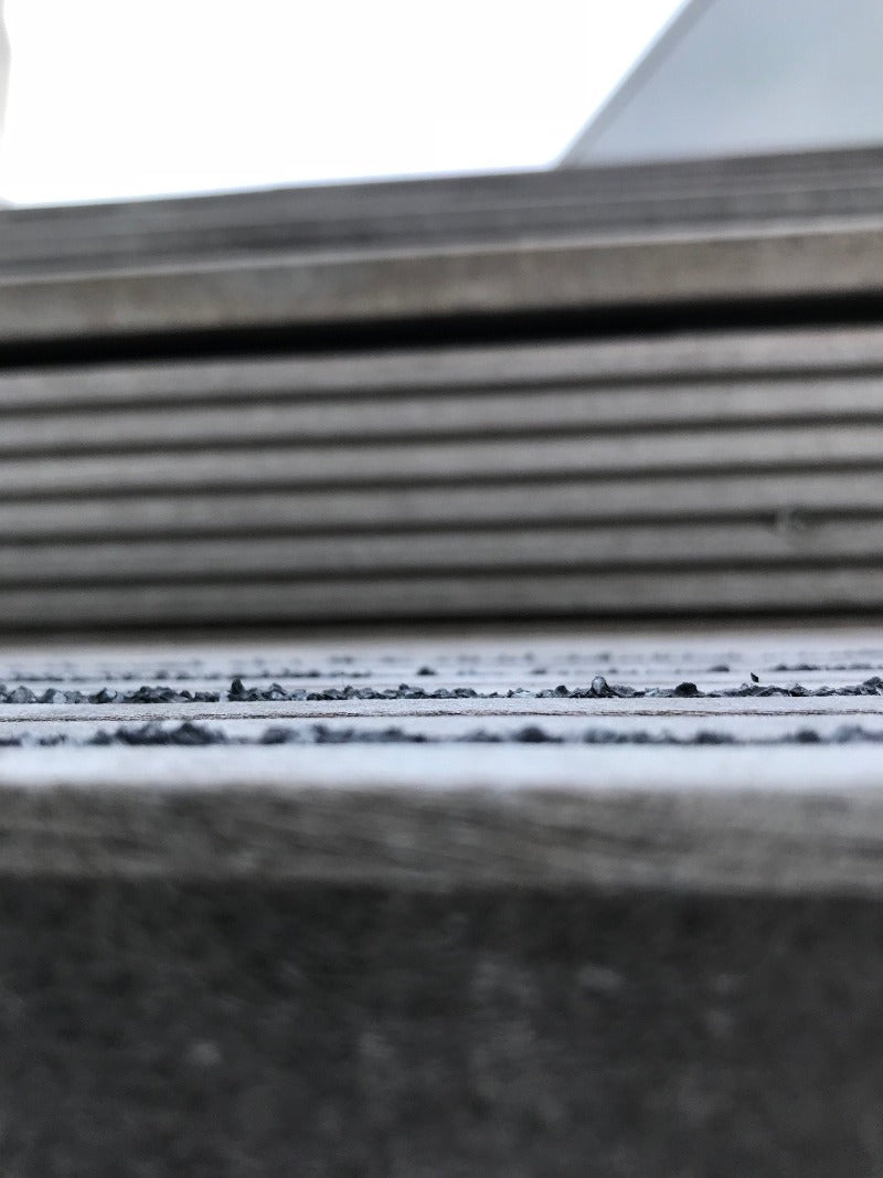 Detailfoto nonhebel microstrips aangebracht als antislip op traptreden