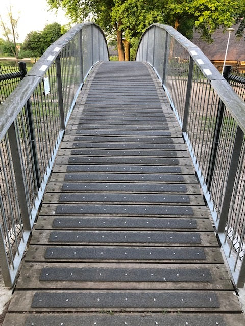 Antislip vlonderstrips 90 mm breed op een loopbrug gemonteerd door Nonhebel